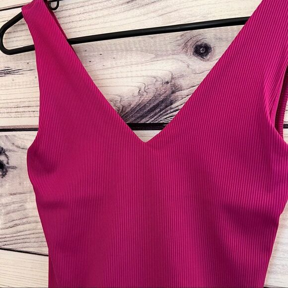 Express Fuchsia Ribbed V Neck Fitted Tank Top Bodysuit XS NWT - Picture 4 of 6